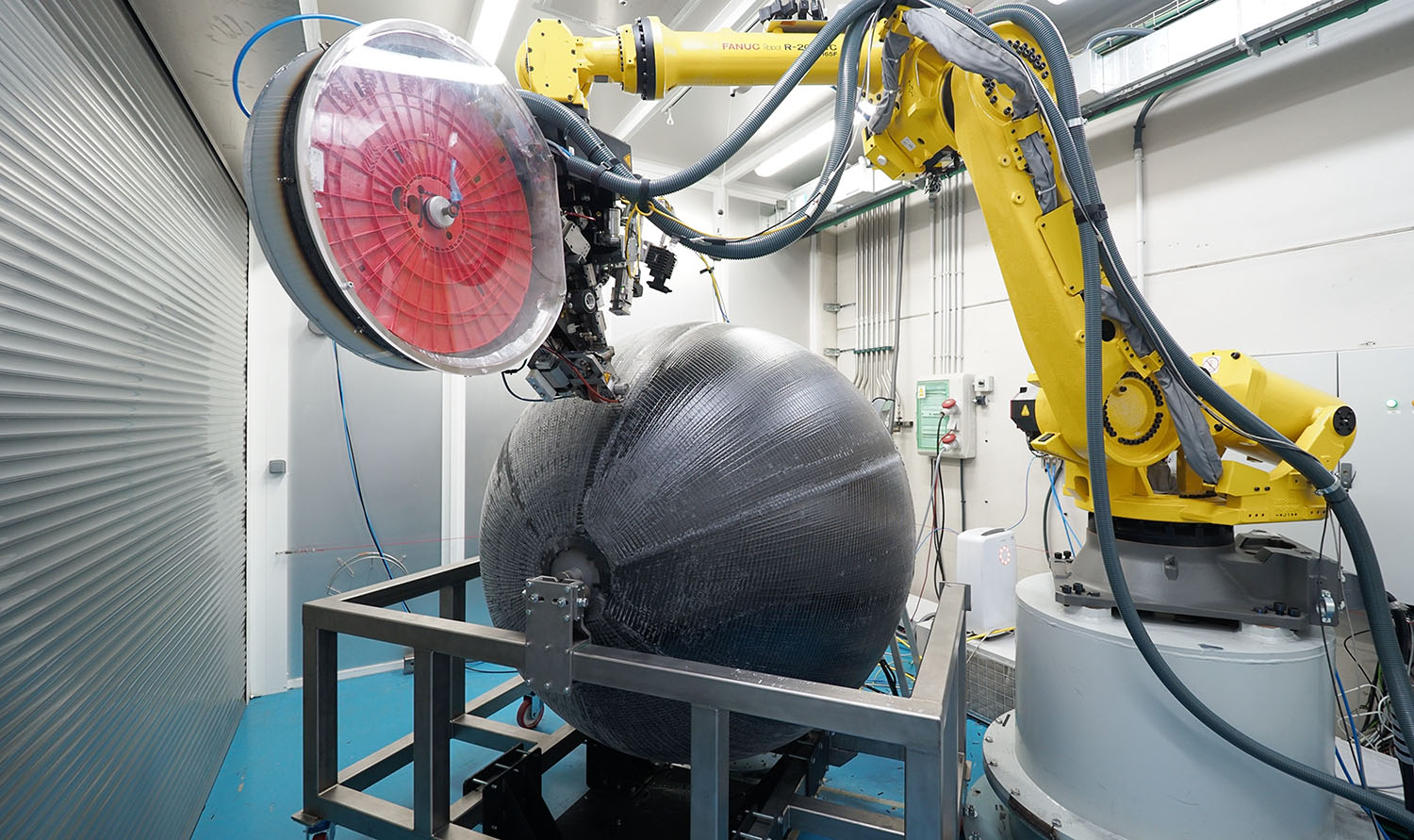 Operario manejando maquinaria