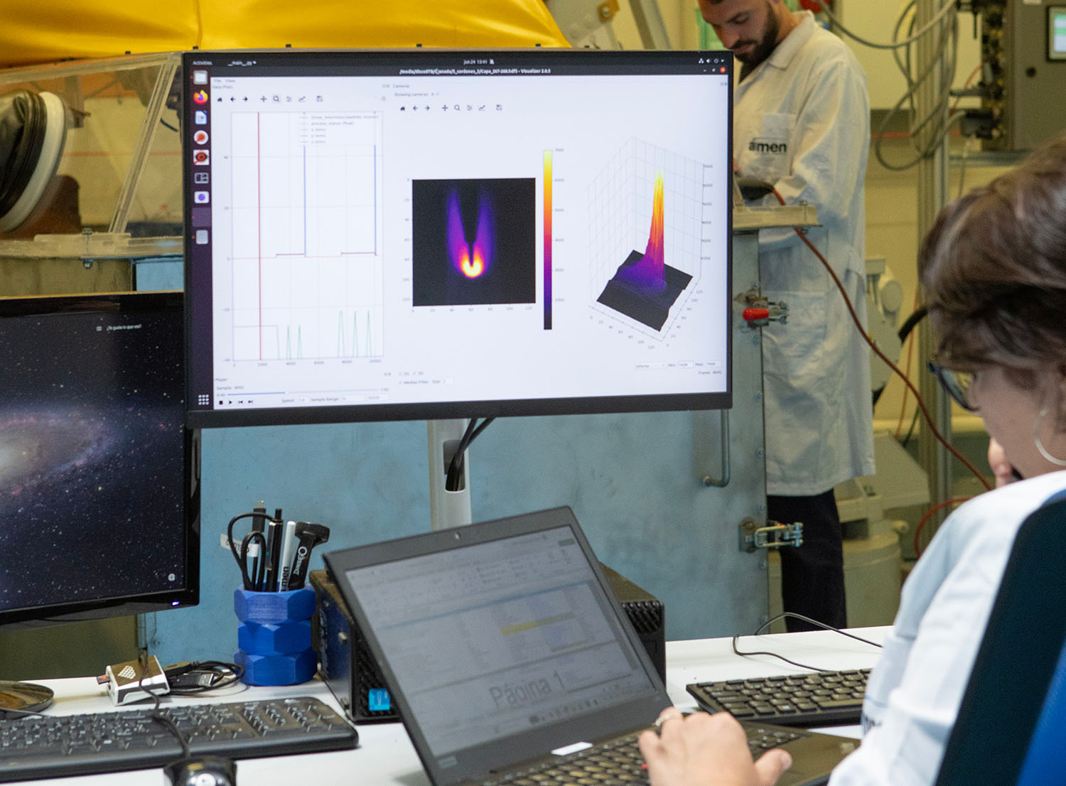 trabajadora analizando datos