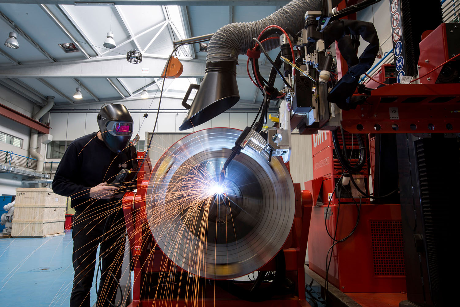 Trabajador soldando con maquinaria pesada