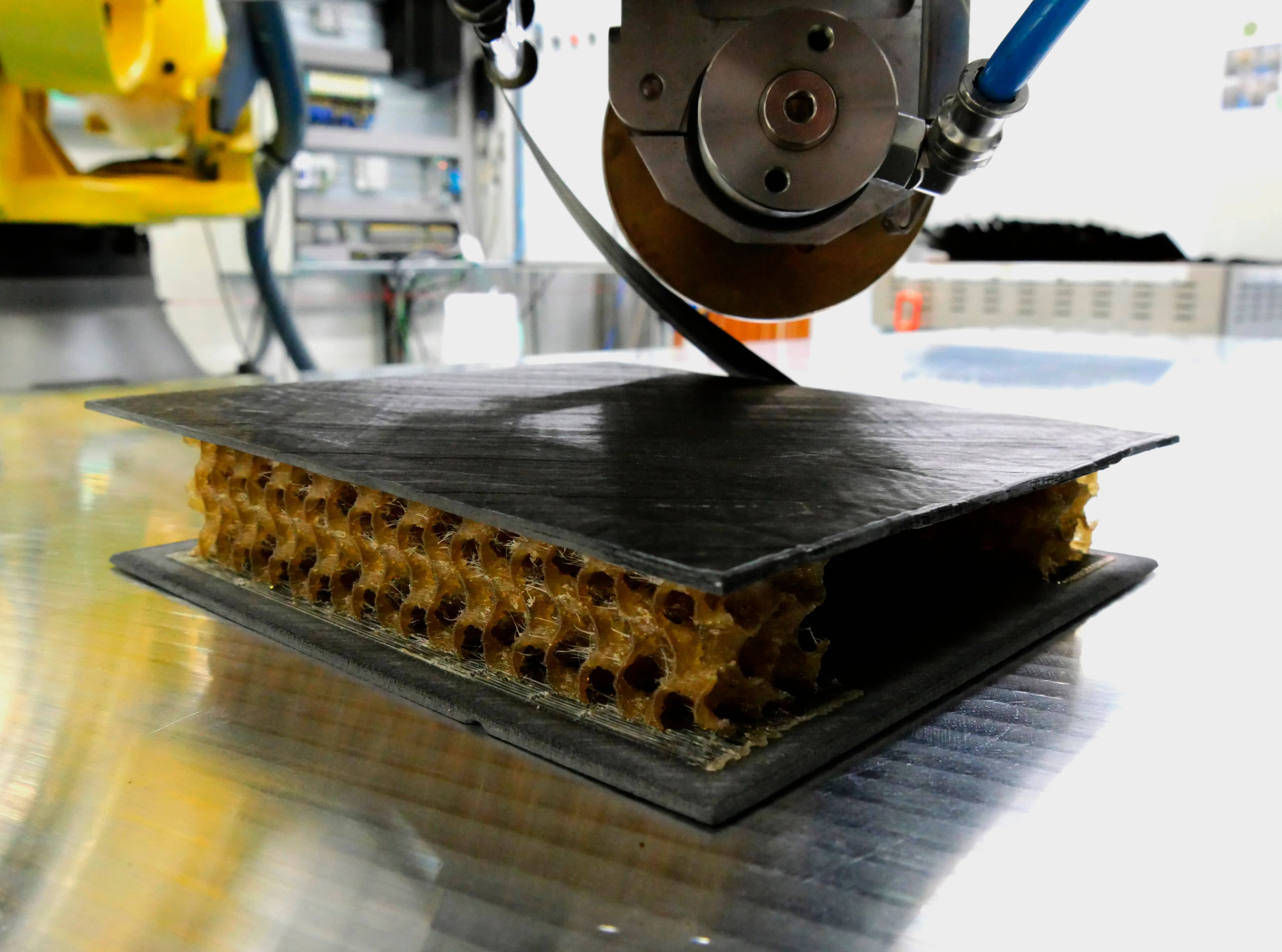 Maquina soldando materiales