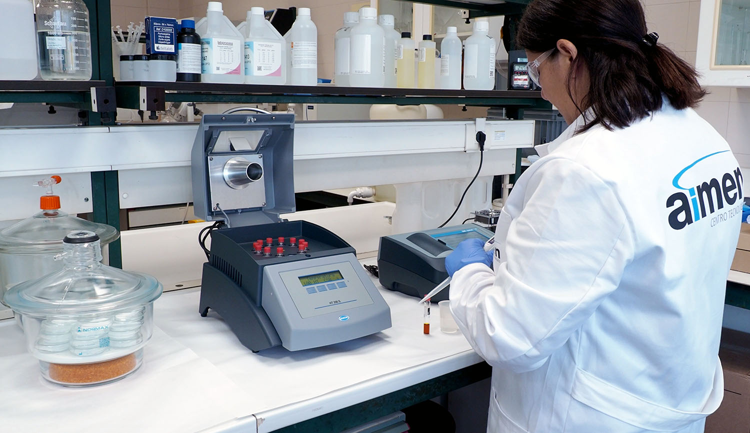 cientifico con instrumentos y pipeta