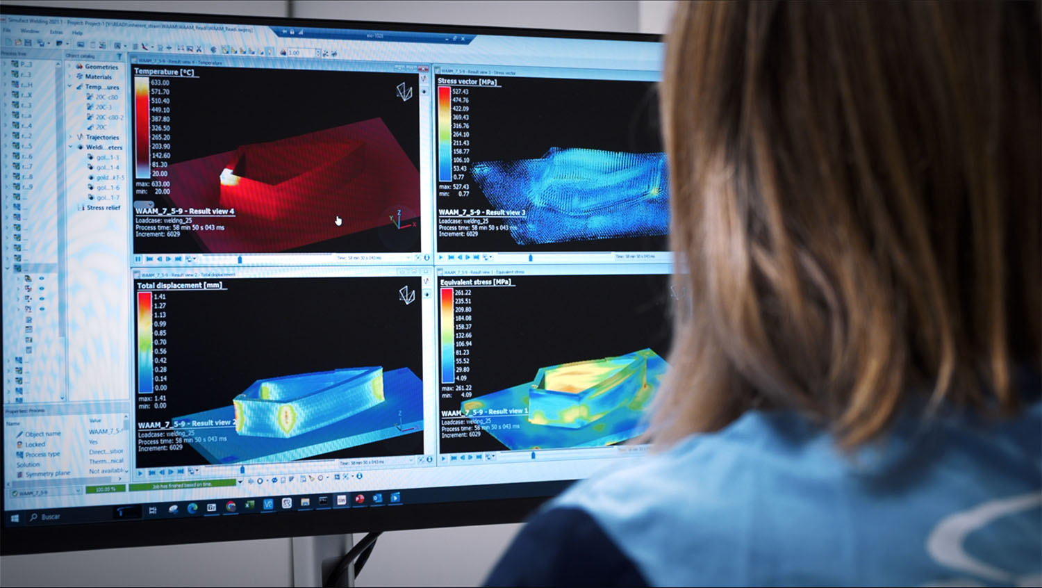 Cientifica en frente de monitor analizando datos de estuctura