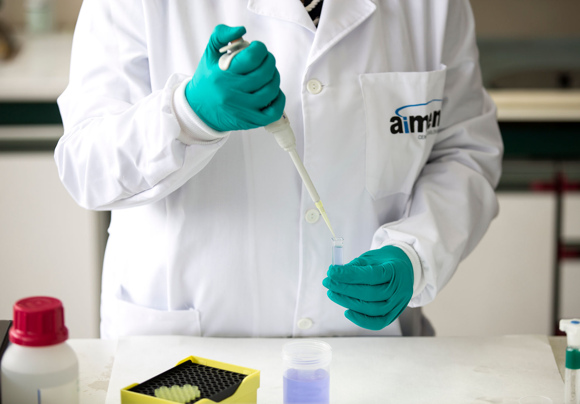 Cientifico en laboratorio tomando muestras